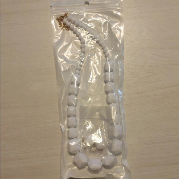 Halawly Acrylic Beads Statement Strand Necklace Earring Set - Picture 5 of 5